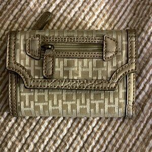 Tommy Hilfiger Stylish Beige Wallet with Zip Pocket and Multiple Card Holder